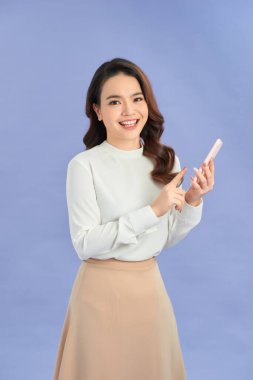 Kadın dijital telefonda işaret ediyor