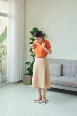 Beyaz tenli kadın üzgün görünüyor..