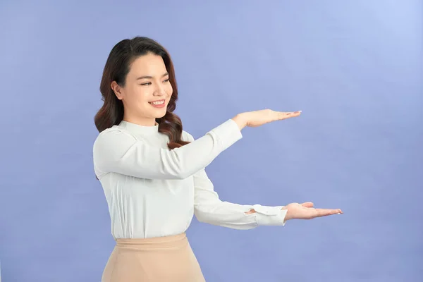 아름다운 아시아 여성은 광고를 빈손으로 미소를 — 스톡 사진