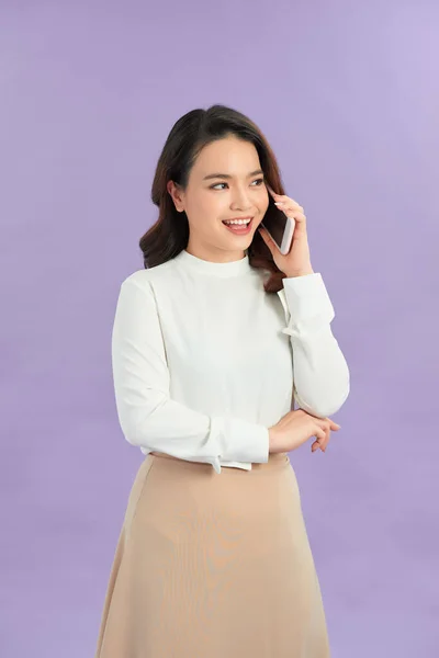 Retrato Una Joven Sonriente Chica Asiática Casual Hablando Por Teléfono — Foto de Stock