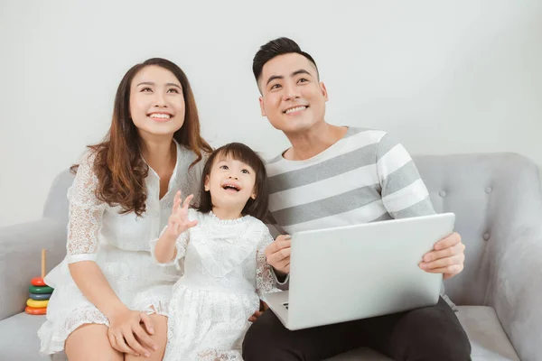 Família Feliz Com Crianças Pequenas Gostando Usar Aplicativo Laptop Juntos — Fotografia de Stock