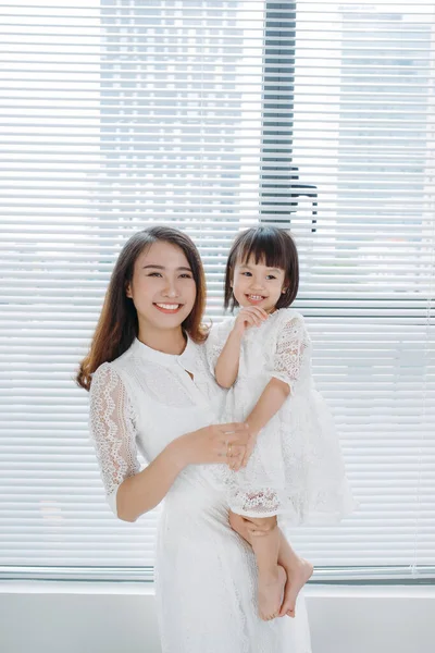 Jovem Mulher Bonita Segurando Sua Filha Casa — Fotografia de Stock