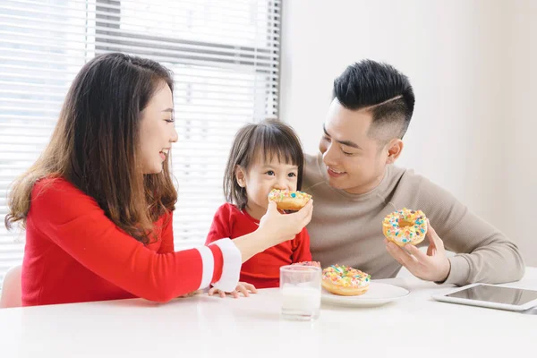 Jovem Família Asiática Tomando Café Manhã Cozinha — Fotografia de Stock