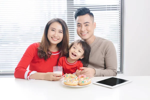 Feliz Asiático Família Tomando Café Manhã Juntos — Fotografia de Stock