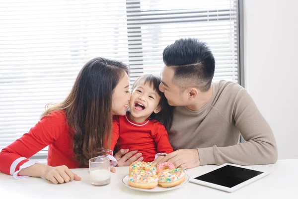 Feliz Asiático Família Tomando Café Manhã Juntos — Fotografia de Stock