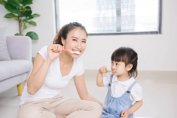 Familia Feliz Salud Madre Hija Bebé Niña Cepillarse Los Dientes —  Fotos de Stock