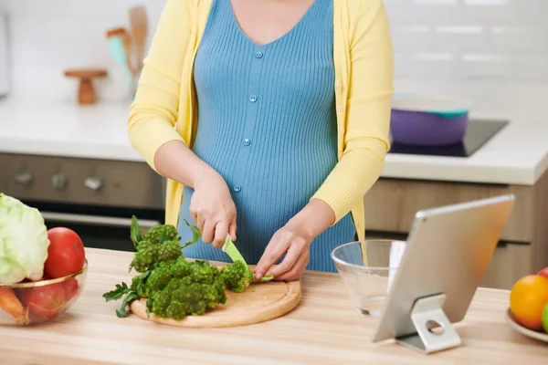 Беременная Женщина Режет Брокколи Свежего Зеленого Салата Здоровое Питание Будущей — стоковое фото