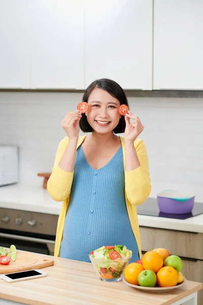 Mujer Embarazada Sosteniendo Tomate Rodajas Cubriendo Los Ojos Concepto Alimentación —  Fotos de Stock