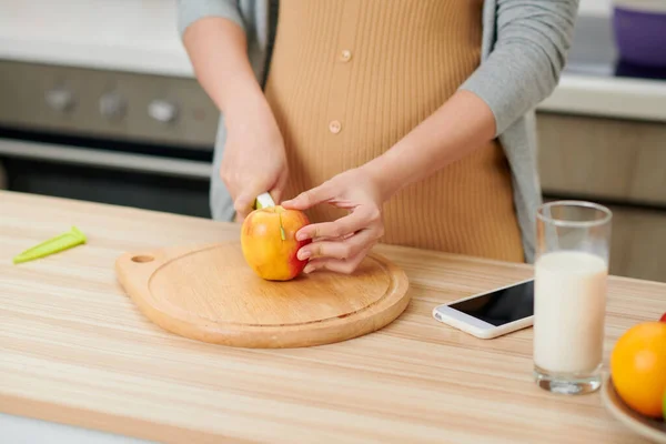 Mujer Embarazada Joven Cocina Casa Aperitivo Saludable — Foto de Stock