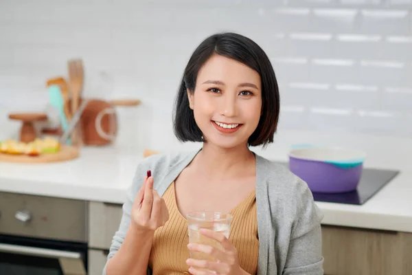 Donna Incinta Tiene Pillola Vitamina Bicchiere Acqua Sulla Cucina Della — Foto Stock