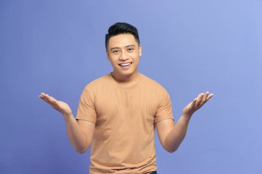 Kollarını açmış gülümseyen adam, hoş geldin jesti