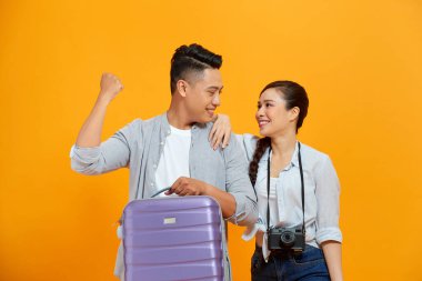 Şok olmuş genç turistler sarı arka planda izole edilmiş birkaç arkadaş..