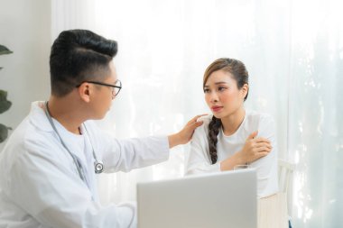 Doktor ya da psikiyatrist danışmanlık ve kadın doğum uzmanı - jinekolojik kadın hastalığı ya da klinikte ya da hastane sağlık hizmetlerinde akıl sağlığı