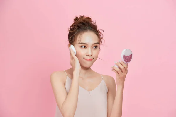 Maquillaje Facial Primer Plano Hermosa Hembra Asiática Aplicando Polvo Seco — Foto de Stock