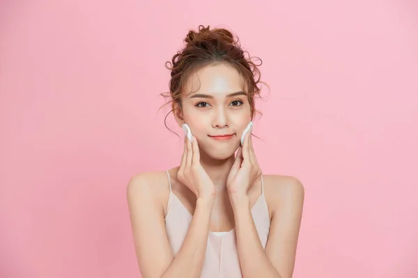Schöne Asiatische Frau Mit Baumwollpolster Isoliert Über Rosa Hintergrund — Stockfoto