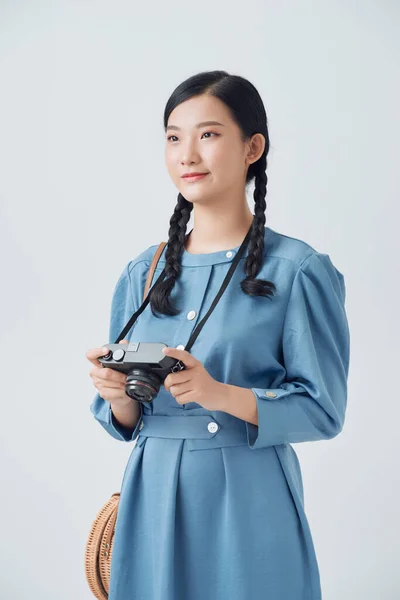 年轻的亚洲女人手持白色背景的老式相机 — 图库照片