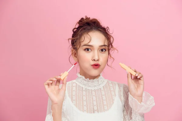Charmantes Fröhliches Mädchen Testet Neuen Lipgloss Isoliert Auf Rosa Hintergrund — Stockfoto