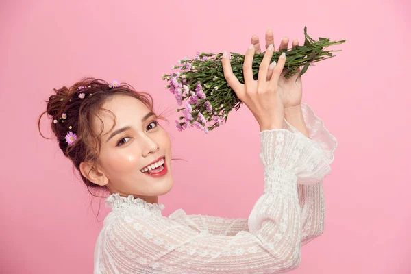 Menina Bonita Com Buquê Flores — Fotografia de Stock