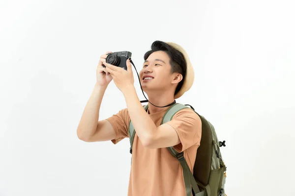 笑顔旅行者観光客の男で黄色の夏服で写真カメラ孤立 — ストック写真
