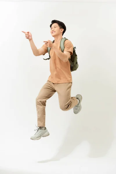Молодой Веселый Энергичный Красивый Азиат Прыгает Руками Указывая Копировать Пространство — стоковое фото