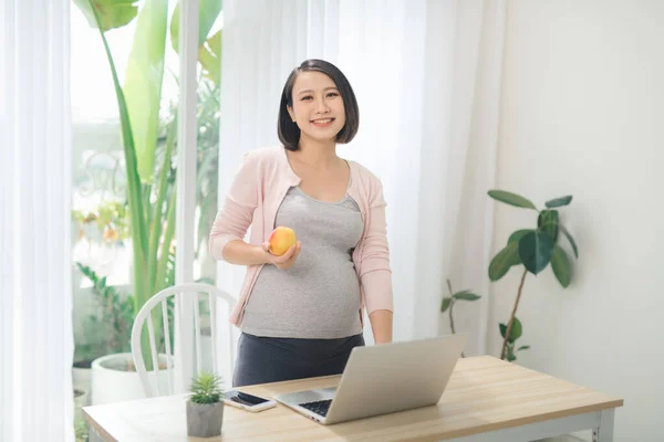Hermosa Mujer Negocios Embarazada Comiendo Manzana Sonriendo Cámara —  Fotos de Stock