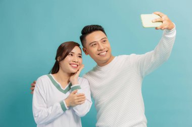 Güzel, romantik erkek ve kız telefonda fotoğraf çekiyorlar.