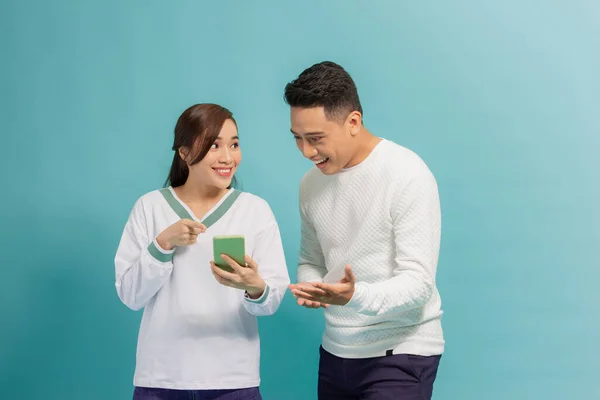 Verrast Aziatisch Paar Kijken Naar Smartphone — Stockfoto