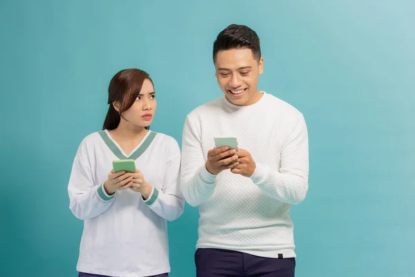 Mooie Aziatische Vrouw Zoek Naar Vriendje Met Behulp Van Smartphone — Stockfoto