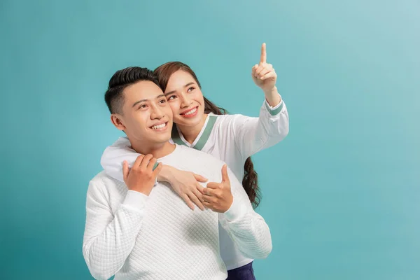 Mooi Jong Gelukkig Paar Liefde Glimlachen Omarmen Punt Vinger Naar — Stockfoto