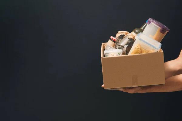 Joven Voluntario Sostiene Una Caja Donaciones Con Alimentos —  Fotos de Stock