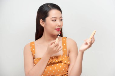 Seksi bir kadın makyaj parlatıcısı sürüyor.