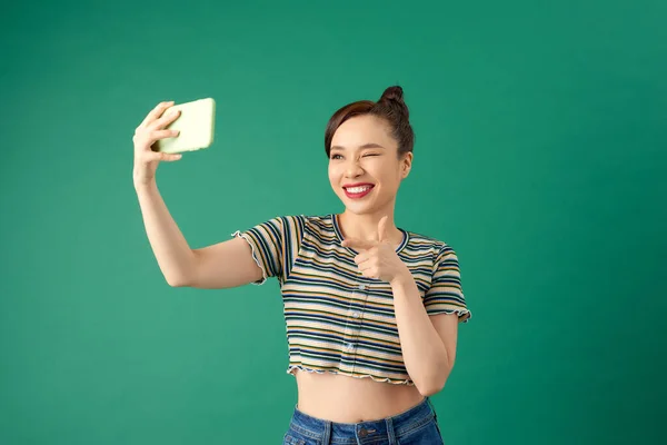 Retrato Una Joven Asiática Sonriente Sosteniendo Teléfono Inteligente Mano Disparando —  Fotos de Stock