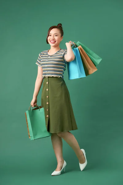 Retrato Longitud Completa Una Chica Bonita Feliz Sosteniendo Bolsas Compras —  Fotos de Stock