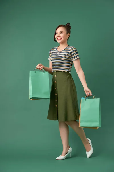 Atractiva Feliz Sonriente Elegante Mujer Sosteniendo Coloridas Bolsas Compras — Foto de Stock