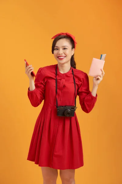 Ευτυχισμένη Νεαρή Ασιάτισσα Τουρίστρια Κρατώντας Τηλέφωνο Passpoer Κάμερα Και Στέκεται — Φωτογραφία Αρχείου