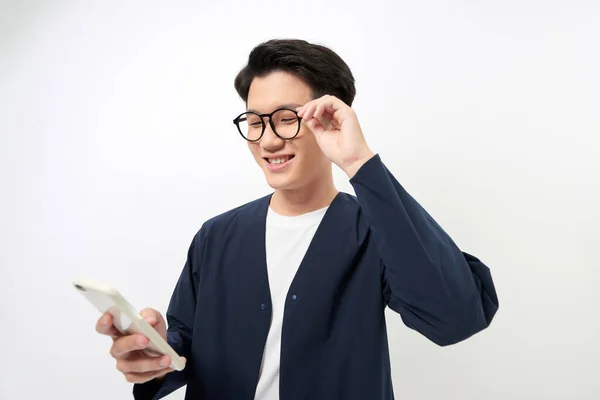 Sorrindo Jovem Asiático Homem Usando Telefone Sobre Fundo Branco — Fotografia de Stock