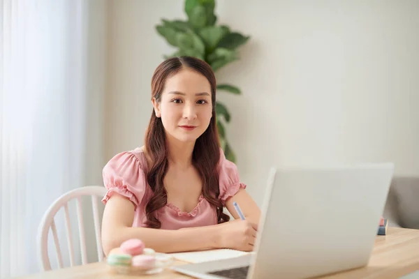 Feliz Empresario Casual Trabajando Línea Escribiendo Con Ordenador Portátil Casa — Foto de Stock