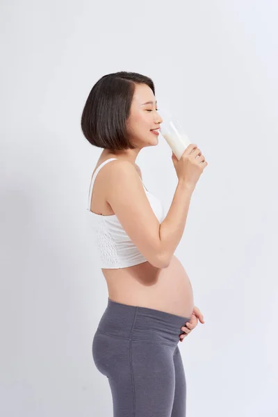 Mulher Grávida Bebendo Leite Sobre Branco — Fotografia de Stock