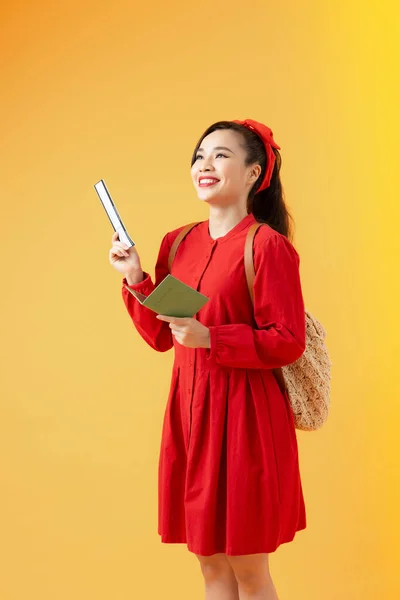 Jovem Feliz Segurando Bilhetes Passaporte Para Viajar Isolado Fundo Laranja — Fotografia de Stock