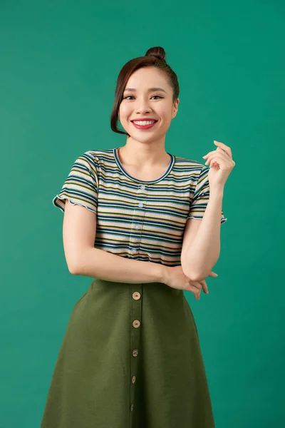 Retrato Joven Mujer Sonriente Alegre Sobre Fondo Verde —  Fotos de Stock