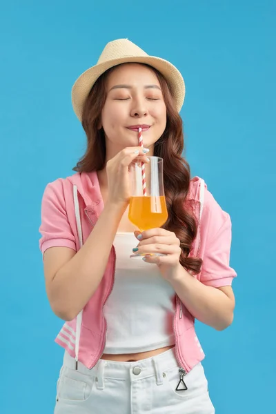 Σύγχρονη Κοπέλα Πίνει Χυμό Πορτοκάλι Μεμονωμένο Πορτρέτο — Φωτογραφία Αρχείου