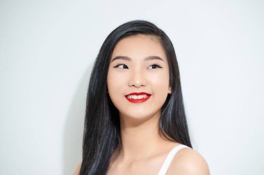 Mutlu genç Asyalı kadın, beyaz arka planda izole edilmiş yakın çekim..