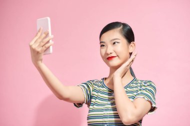 Asyalı Genç Kadın selfie çeksin.