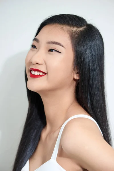 与年轻的亚洲女人亲密接触 面带微笑 怀恨在心 — 图库照片