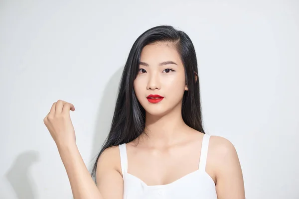 Νεαρή Γυναίκα Ασιατική Εμφάνιση Μαύρα Μαλλιά Στέκεται Απομονωμένο Λευκό Φόντο — Φωτογραφία Αρχείου