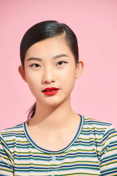 年轻美丽的亚洲女孩 有红色口红 — 图库照片