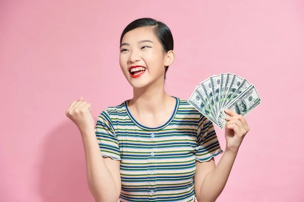 Retrato Uma Jovem Alegre Segurando Notas Dinheiro Celebrando Isolado Sobre — Fotografia de Stock