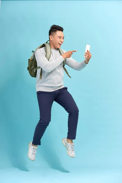 Longitud Completa Joven Guapo Tomando Teléfono Mientras Salta Sobre Fondo —  Fotos de Stock