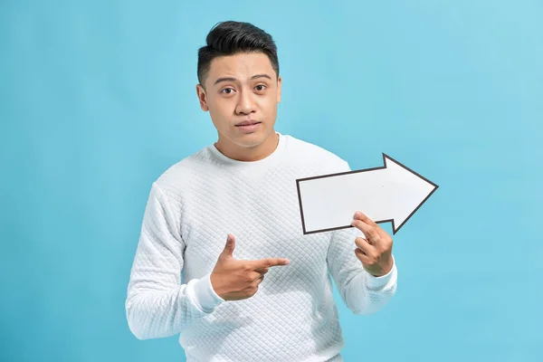 Feliz Joven Empresario Sosteniendo Una Flecha Apuntando Derecha Apoyado Contra — Foto de Stock