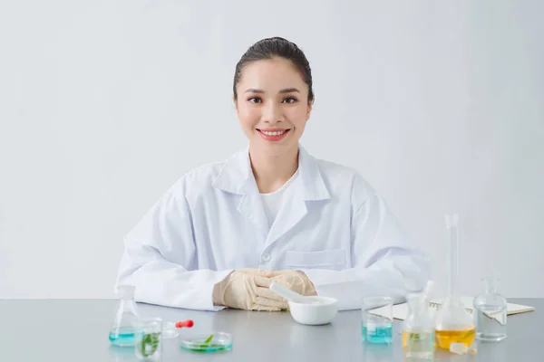 Vědec Dermatolog Formulovat Organické Přírodní Kosmetický Přípravek Laboratoři — Stock fotografie